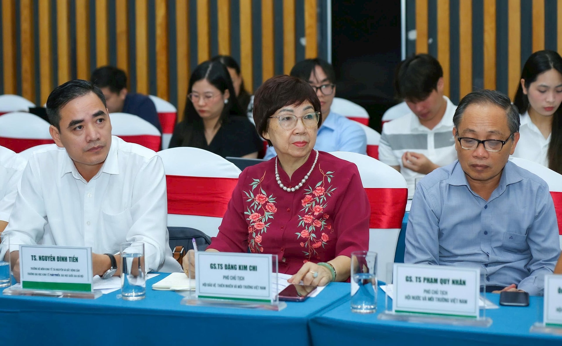 GS.TS. Phạm Quý Nhân – nguyên Phó Hiệu trưởng Trường Đại học Tài nguyên và Môi trường Hà Nội, Phó Chủ tịch Hội phụ trách lĩnh vực tài nguyên nước; GS.TS. Đặng Kim Chi – Phó Chủ tịch Hội Bảo vệ thiên nhiên và Môi trường Việt Nam; TS. Nguyễn Đình Tiến – Trưởng Bộ môn Kinh tế tài nguyên và Bất động sản, Khoa Kinh tế Phát triển, Trường Đại học Kinh tế – Đại học Quốc gia Hà Nội (từ phải qua)