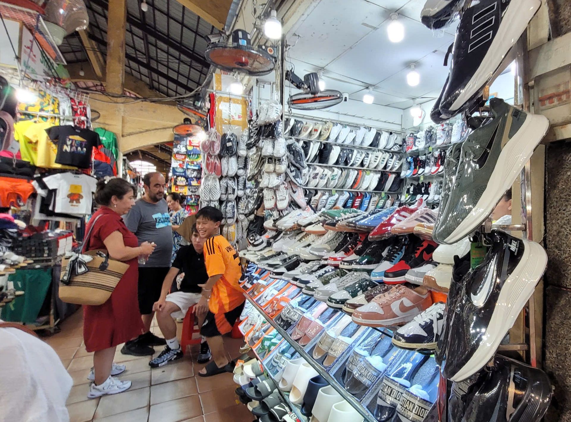 Nhiều tiểu thương đã phải “chuyển mình” để giữ khách Nhiều tiểu thương đã phải “chuyển mình” để giữ khách