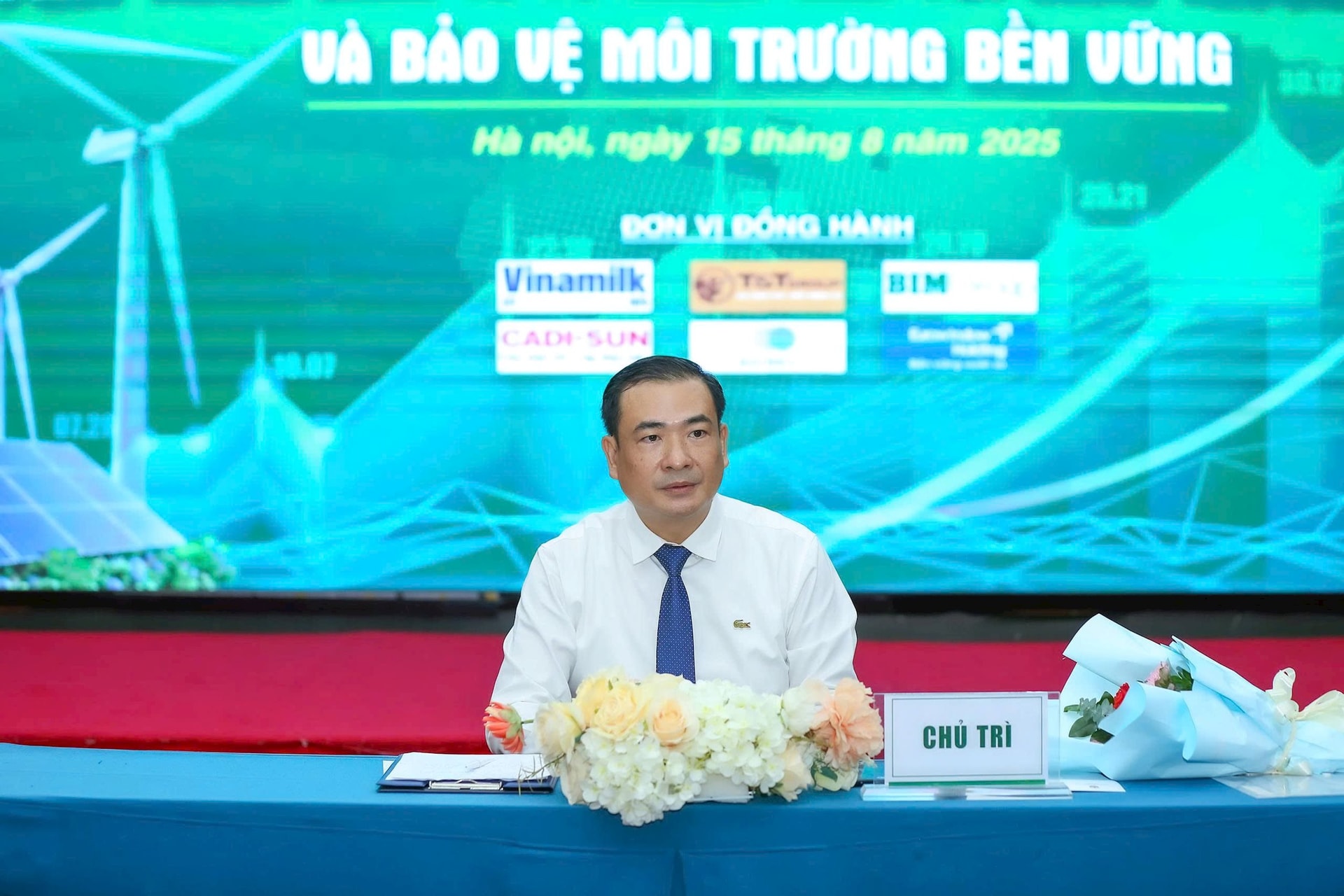 Ông Nguyễn Văn Toàn - Tổng Biên tập Tạp chí Môi trường và Cuộc sống chủ trì phần thảo luận tại Diễn đàn