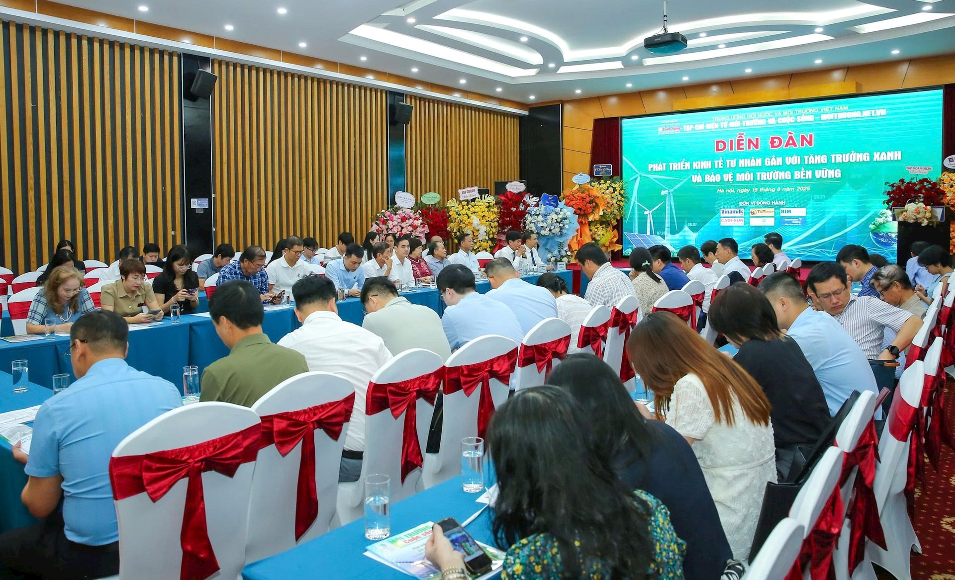 Đông đảo các đại biểu tham dự Diễn đàn