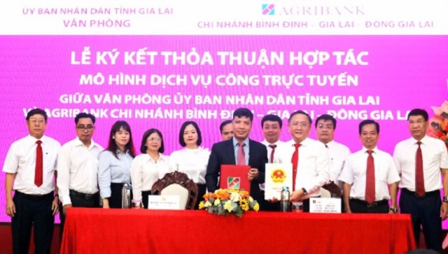 Ông Võ Gia Nghĩa (bên trái) và ông Nguyễn Hữu Câu (bên phải) ký kết Thỏa thuận hợp tác. Ảnh: Nam. Ông Võ Gia Nghĩa (bên trái) và ông Nguyễn Hữu Câu (bên phải) ký kết Thỏa thuận hợp tác. Ảnh: Nam.