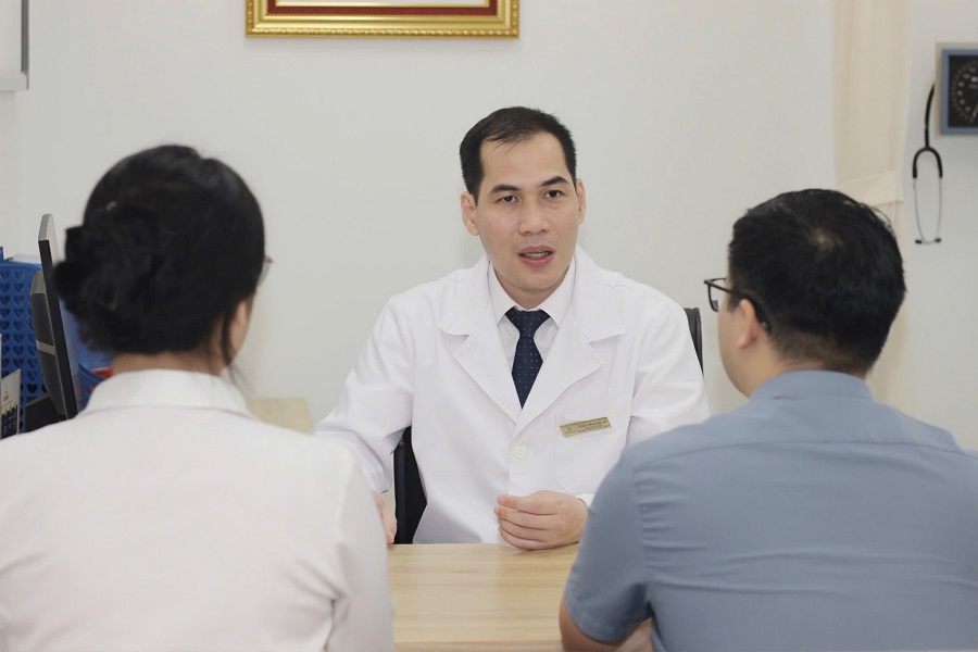 BS.CKII Phạm Việt Hùng tư vấn cho bệnh nhân BS.CKII Phạm Việt Hùng tư vấn cho bệnh nhân