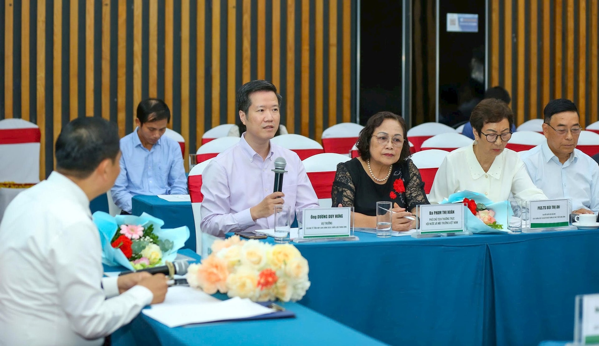 Ông Dương Duy Hưng – Vụ trưởng, Vụ Kinh tế tổng hợp, Ban Chính sách, Chiến lược Trung ương chia sẻ tại phần thảo luận