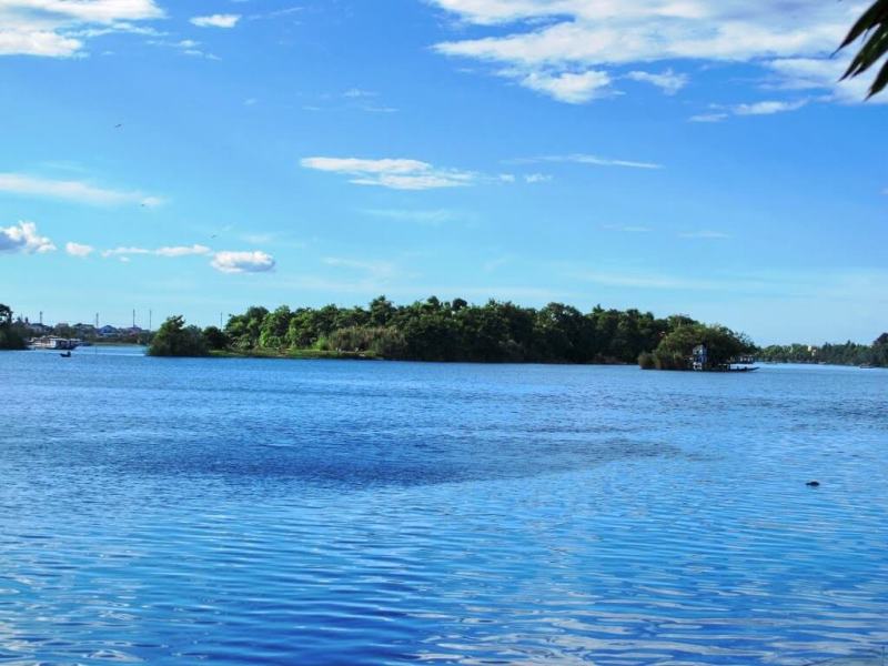 Cồn Hến như chiếc lá giữa dòng Sông Hương