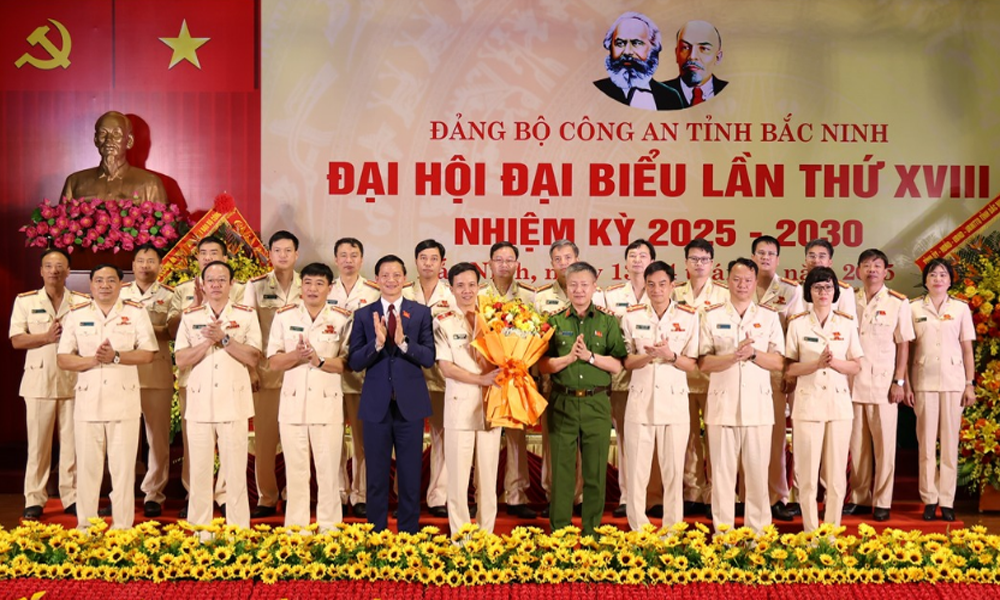 Lãnh đạo Bộ Công an, tỉnh Bắc Ninh chúc mừng Ban Chấp hành Đảng bộ Công an tỉnh khóa mới. Lãnh đạo Bộ Công an, tỉnh Bắc Ninh chúc mừng Ban Chấp hành Đảng bộ Công an tỉnh khóa mới.