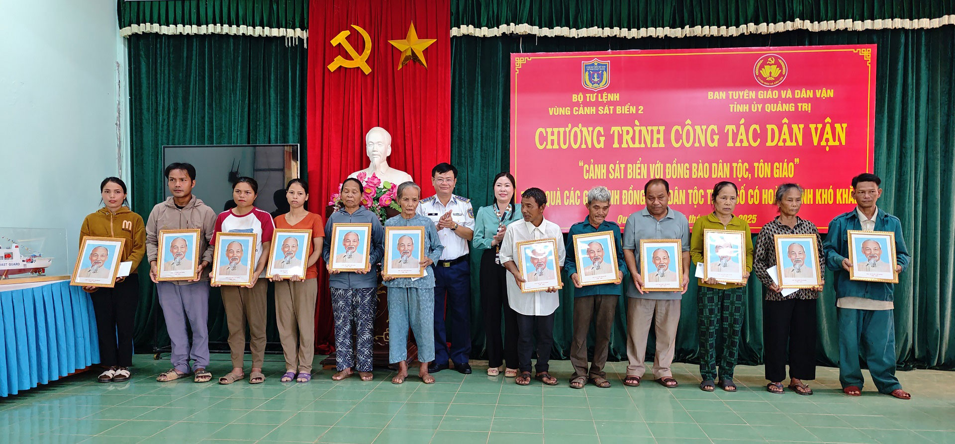 Cảnh sát Biển Việt Nam đến với đồng bào dân tộc Pacô, Vân Kiều