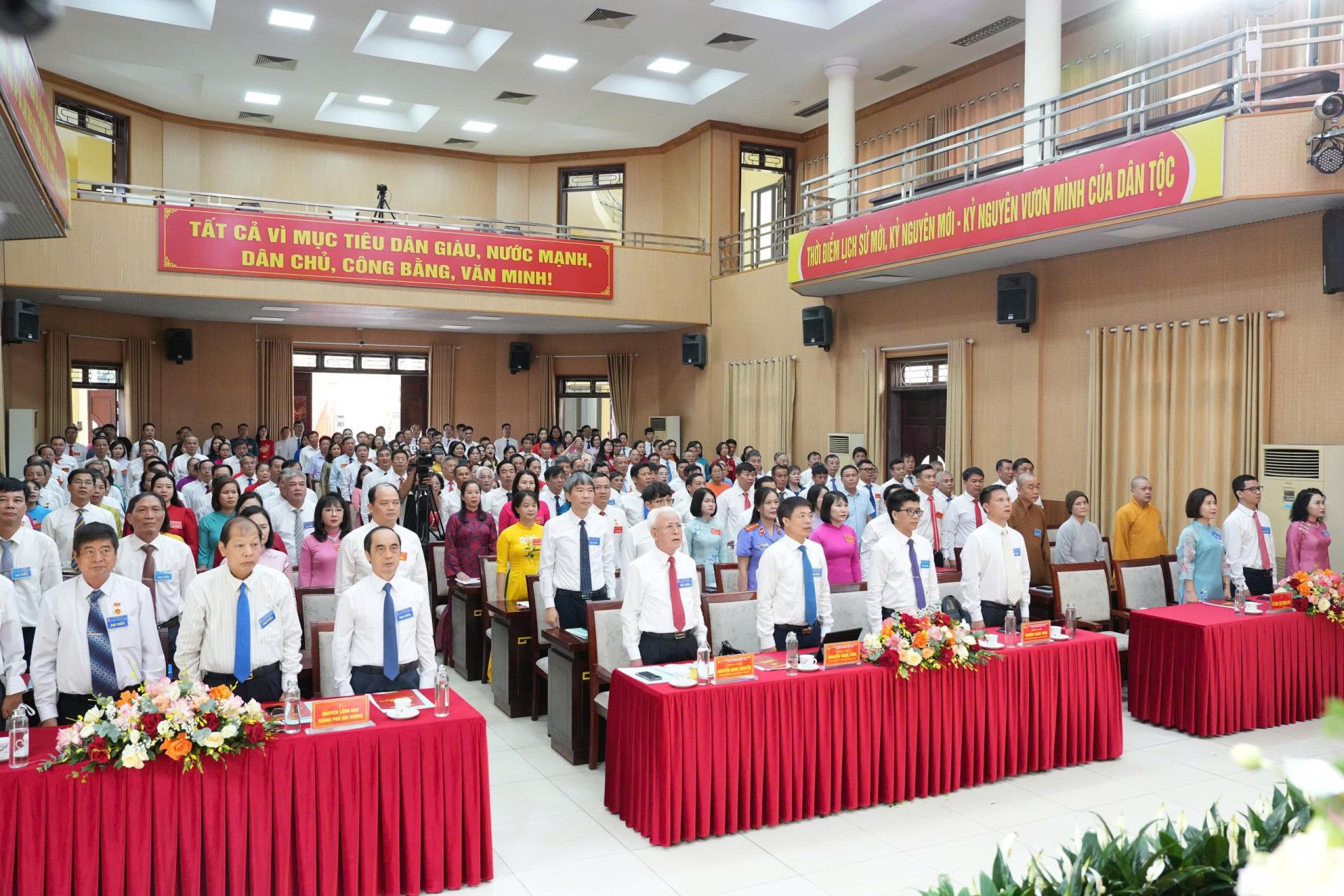 Đại biểu dự Đại hội thực hiện nghi lễ chào cờ.