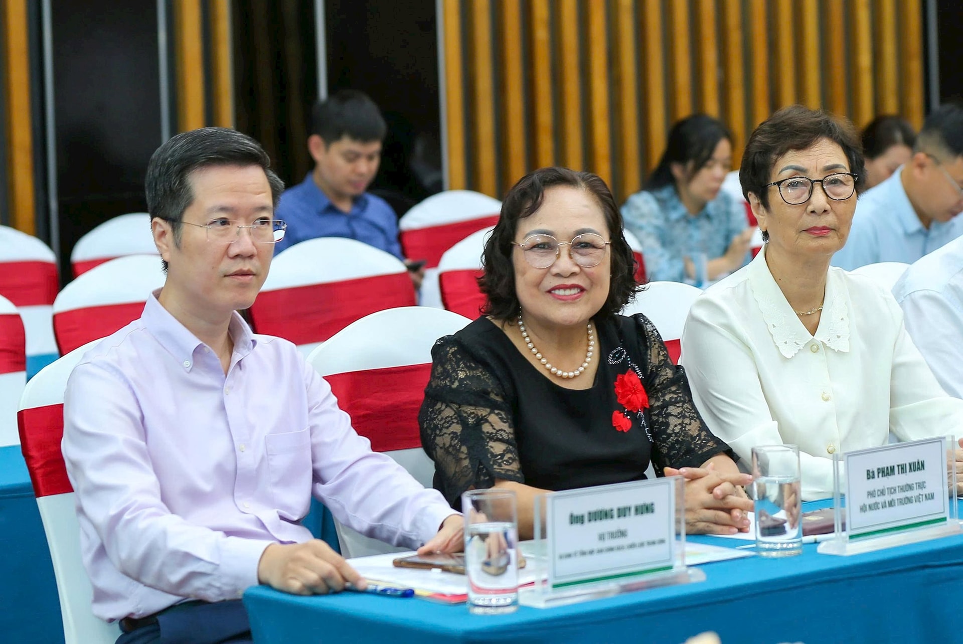 Ông Dương Duy Hưng – Vụ trưởng, Vụ Kinh tế tổng hợp, Ban Chính sách, Chiến lược Trung ương; bà Phạm Thị Xuân – Phó Chủ tịch Thường trực Hội Nước và Môi trường Việt Nam; PGS.TS. Bùi Thị An – Đại biểu Quốc hội khóa XIII, Viện trưởng Viện Tài nguyên Môi trường và Phát triển Cộng đồng (Từ trái qua)