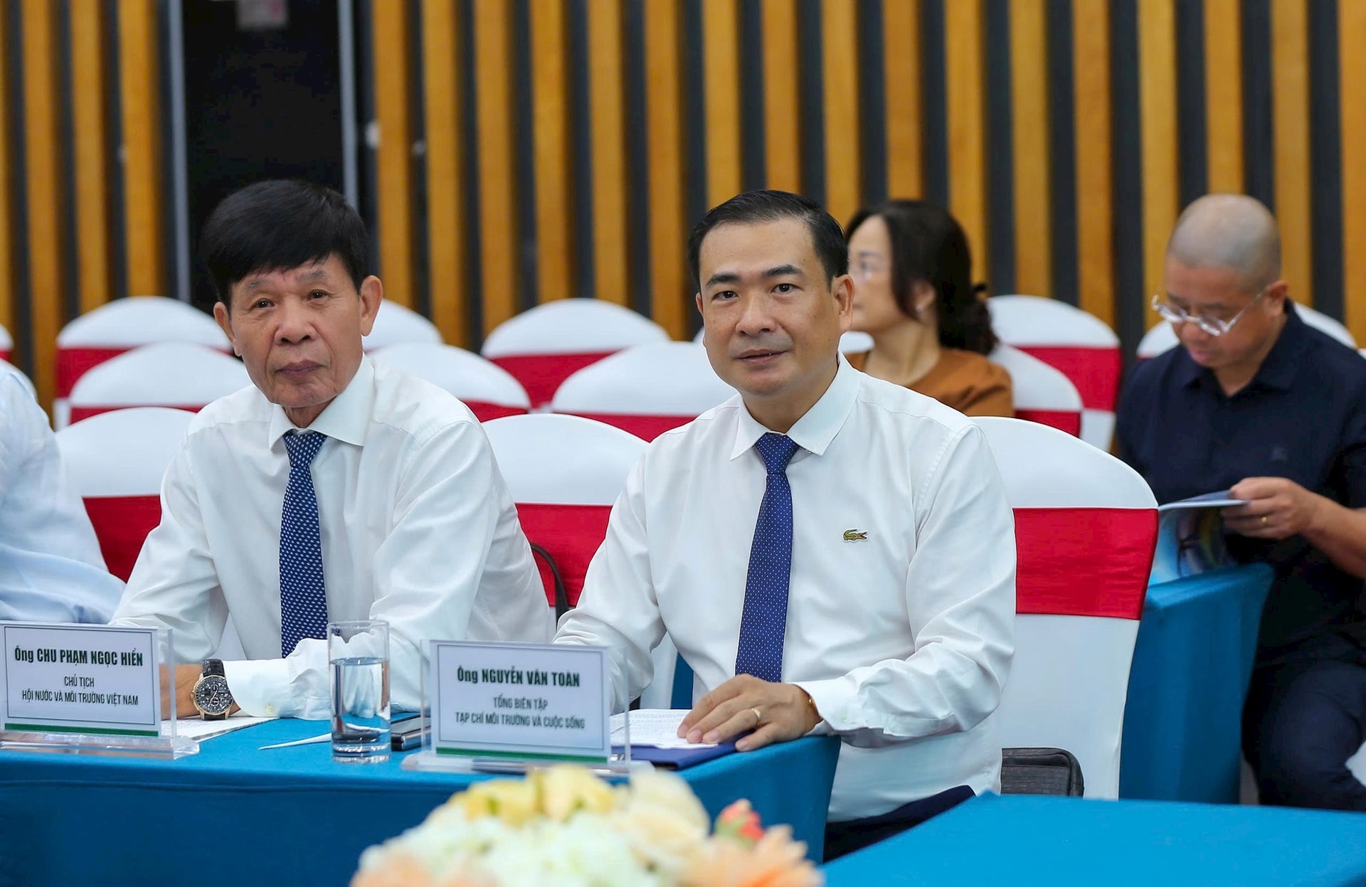 Ông Chu Phạm Ngọc Hiển – Chủ tịch Hội Nước và Môi trường Việt Nam, nguyên Thứ trưởng Bộ Tài nguyên và Môi trường (nay là Bộ Nông nghiệp và Môi trường); Ông Nguyễn Văn Toàn - Tổng Biên tập Tạp chí Môi trường và Cuộc sống (Từ trái qua)