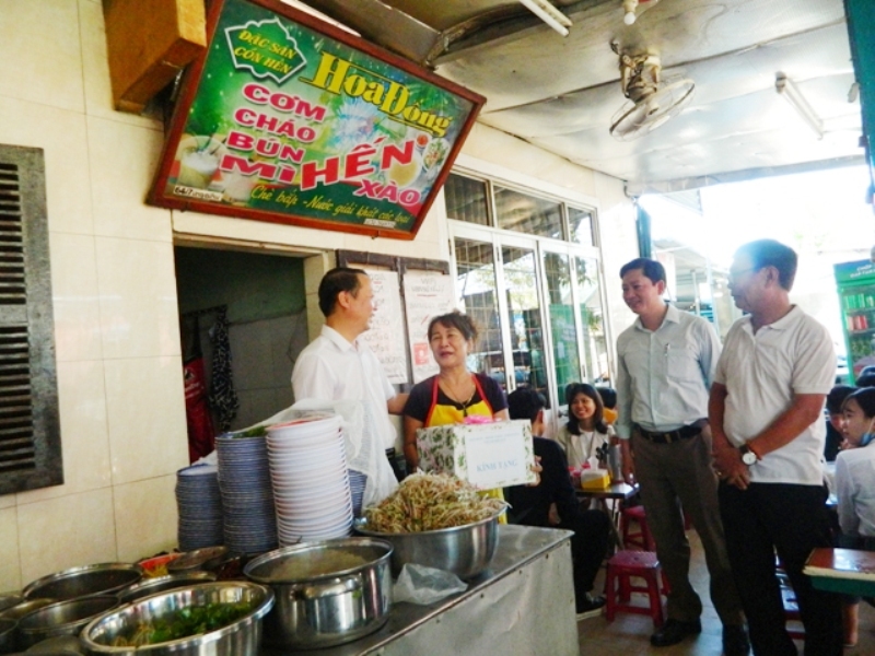 Các quán cơm hến đang nổi lên, thu hút du khách gần xa