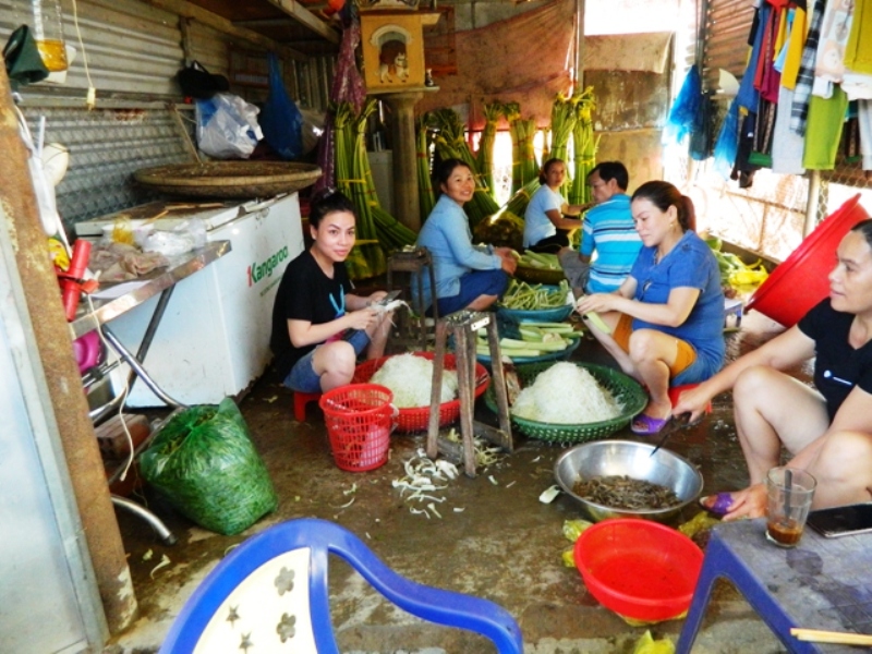 cơm hến, chè bắp tạo nguồn thu nhập cho người lao động