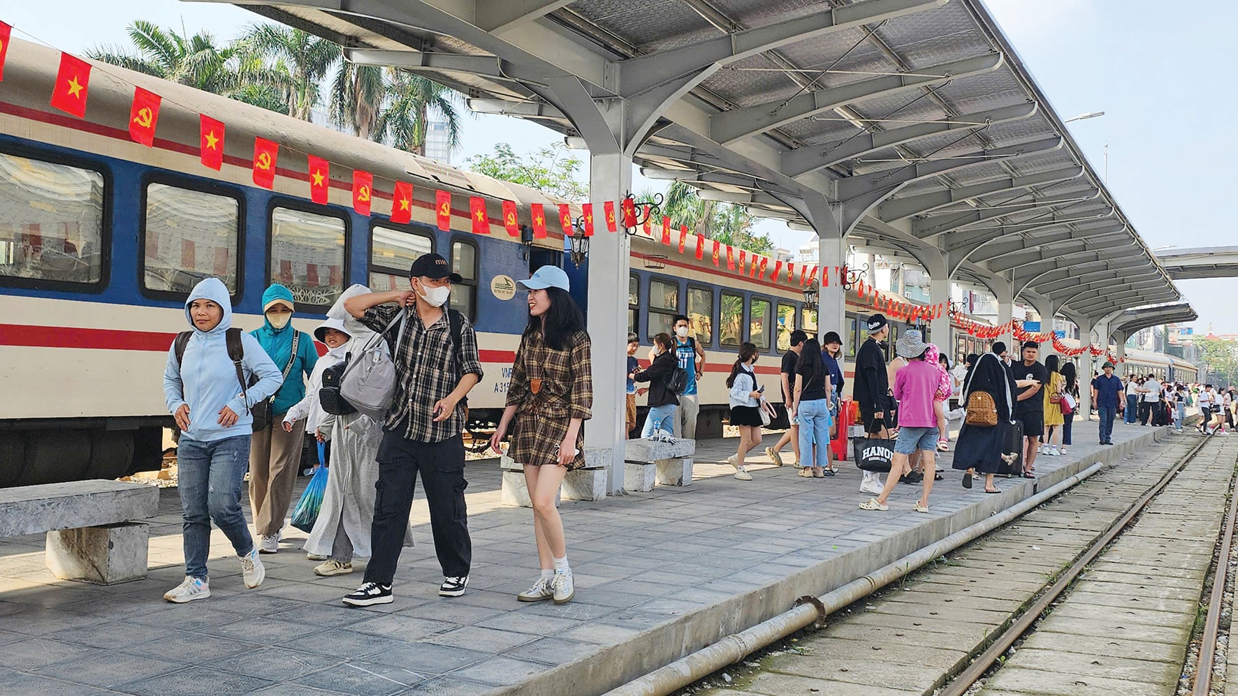 Bộ Xây dựng yêu cầu Tổng công ty Đường sắt Việt Nam có kế hoạch tăng tần suất chạy tàu trên các tuyến chính như Hà Nội – thành phố Hồ Chí Minh, Hà Nội - Đà Nẵng, Sài Gòn - Đà Nẵng và các tuyến khu vực khác. Ảnh: KT