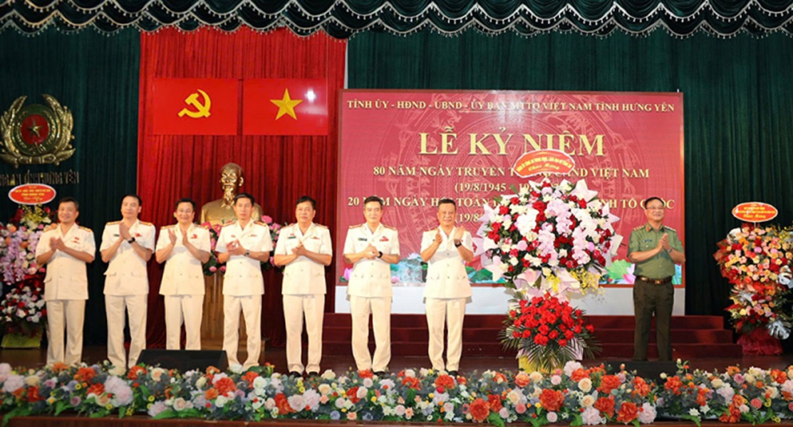 Thứ trưởng Bộ Công an Phạm Thế Tùng tặng hoa chúc mừng Công an tỉnh Hưng Yên.