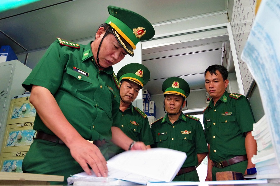 Đại tá Trần Thanh Đức, Thành ủy viên, Chỉ huy trưởng Ban Chỉ huy BĐBP TP. Hồ Chí Minh kiểm tra công tác chống khai thác IUU tại Đồn Biên phòng Bến Đá, BĐBP TP. Hồ Chí Minh.
