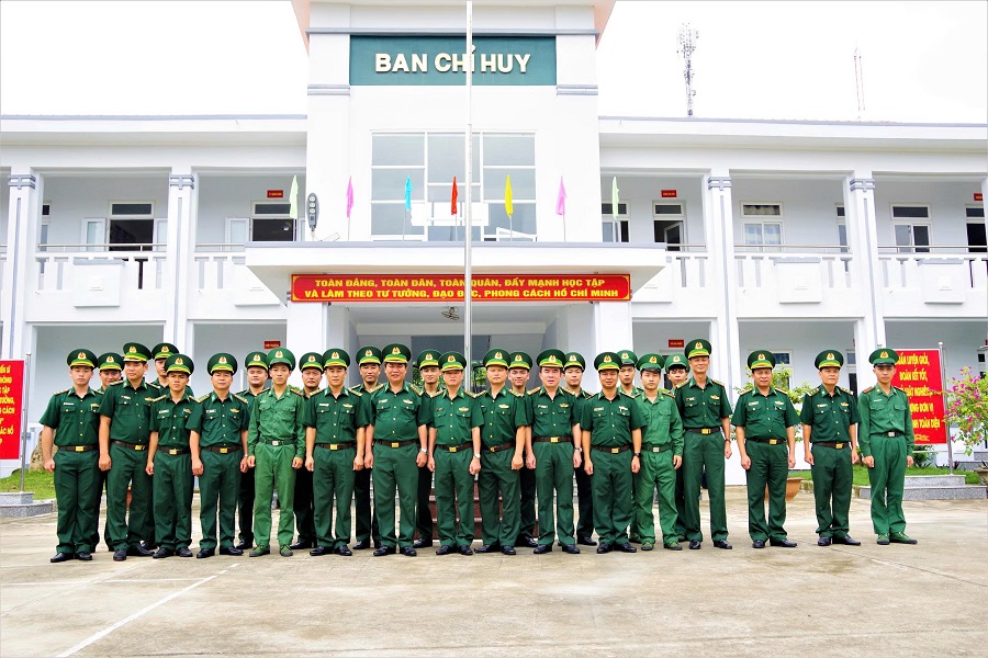 Đại tá Trần Thanh Đức, Thành ủy viên, Chỉ huy trưởng Ban Chỉ huy BĐBP TP. HCM (đứng thứ 7 hàng trên từ trái sang) và đoàn công tác chụp hình lưu niệm với cán bộ, chiến sĩ Đồn Biên phòng Long Sơn, BĐBP TP. HCM.