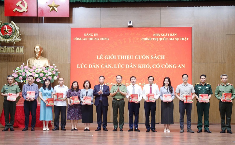 PGS.TS. Trần Quốc Tỏ, Ủy viên Trung ương Đảng, Phó Bí thư Đảng ủy Công an Trung ương, Thứ trưởng Bộ Công an và PGS.TS. Vũ Trọng Lâm, Giám đốc - Tổng Biên tập Nhà xuất bản Chính trị quốc gia Sự thật trao tặng sách cho các ban, ngành Trung ương và các đơn vị thuộc Bộ Công an.