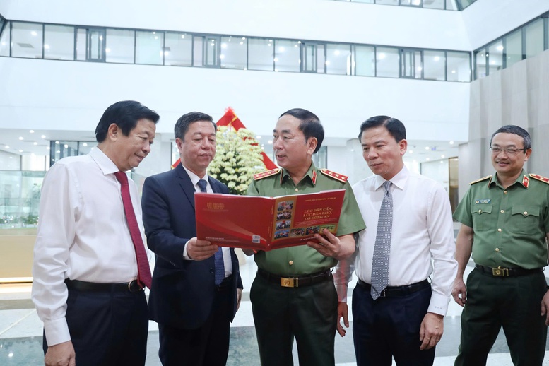 PGS.TS. Trần Quốc Tỏ, Ủy viên Trung ương Đảng, Phó Bí thư Đảng ủy Công an Trung ương, Thứ trưởng Bộ Công an và PGS.TS. Vũ Trọng Lâm, Giám đốc - Tổng Biên tập Nhà xuất bản Chính trị quốc gia Sự thật cùng các đại biểu trao đổi về cuốn sách 'Lúc dân cần, lúc dân khó, có Công an'.