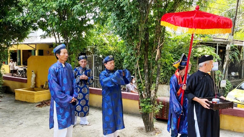 Rước Thần vị về Đình Làng trong Lễ Thu tế