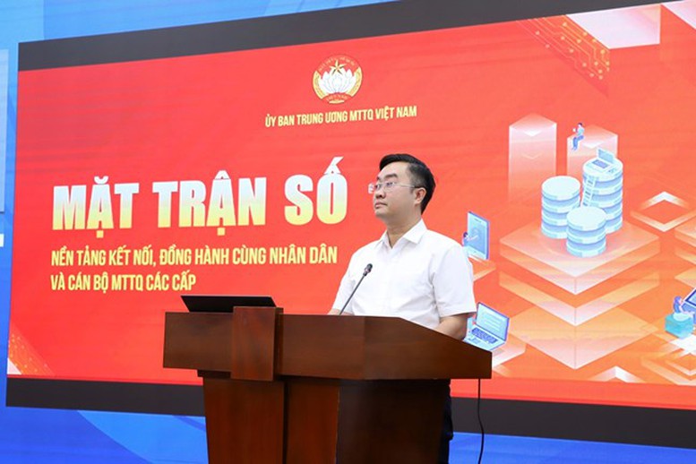 Giám đốc Trung tâm Thông tin và chuyển đổi số cơ quan Ủy ban Trung ương MTTQ Việt Nam Nguyễn Bá Cát giới thiệu năm phần mềm cốt lõi của