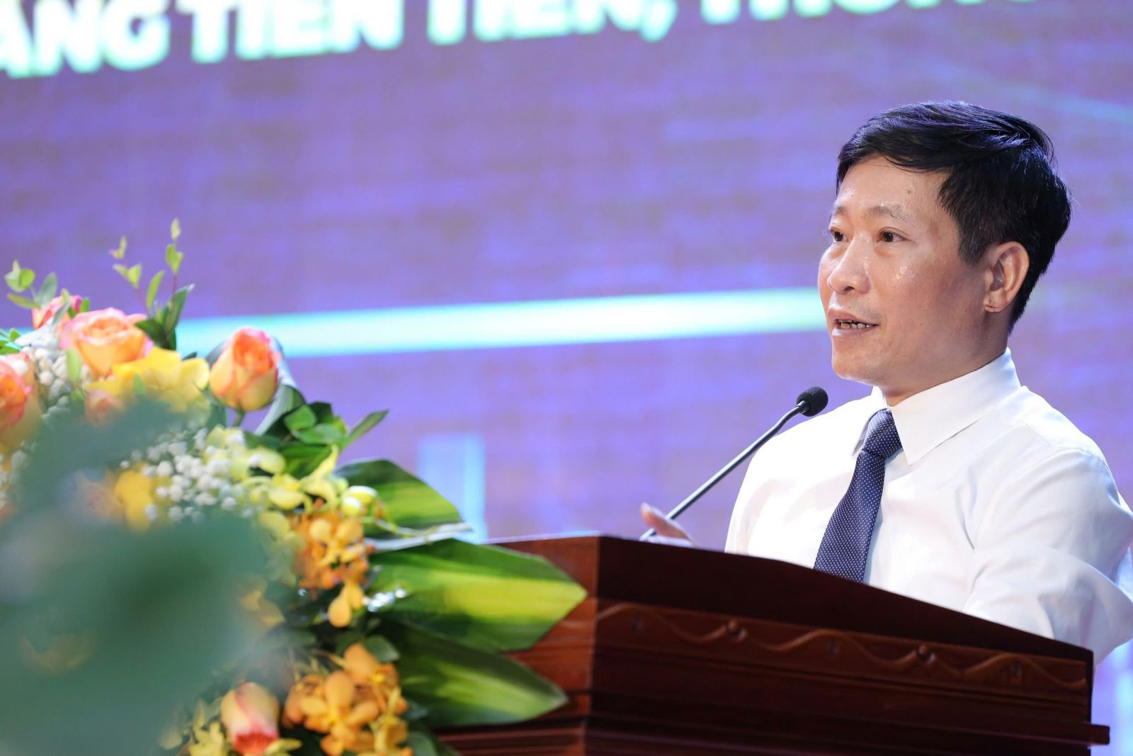 PGS.TS. Nguyễn Hoàng Long - Hiệu trưởng Trường Đại học Công nghệ GTVT trình bày tham luận tại Hội nghị PGS.TS. Nguyễn Hoàng Long - Hiệu trưởng Trường Đại học Công nghệ GTVT trình bày tham luận tại Hội nghị