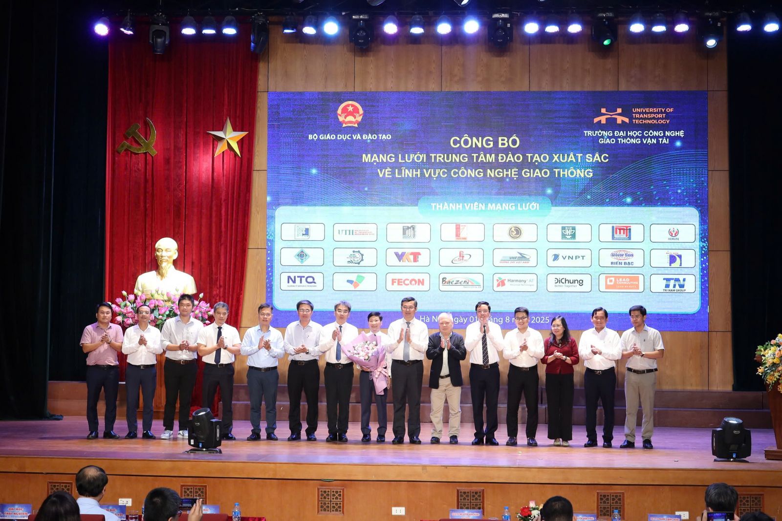 Thứ trưởng Nguyễn Văn Phúc chúc mừng ra mắt Mạng lưới Công nghệ giao thông và Hạ tầng tiên tiến, thông minh do Trường Đại học Công nghệ GTVT chủ trì Thứ trưởng Nguyễn Văn Phúc chúc mừng ra mắt Mạng lưới Công nghệ giao thông và Hạ tầng tiên tiến, thông minh do Trường Đại học Công nghệ GTVT chủ trì