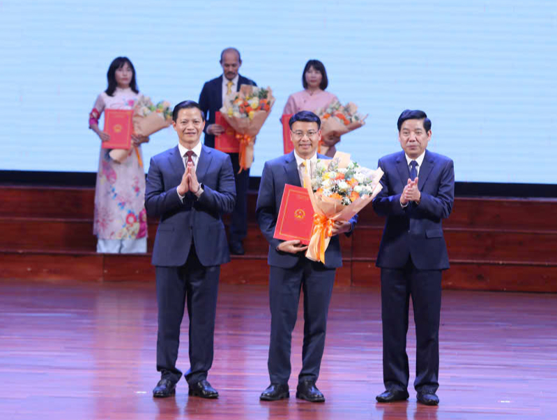 Lãnh đạo tỉnh Bắc Ninh trao giấy chứng nhận đầu tư cho các nhà đầu tư.