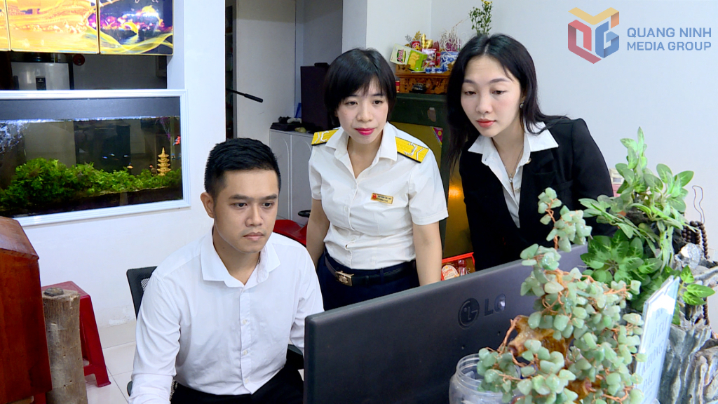 Cán bộ Thuế tỉnh Quảng Ninh kiểm tra việc xuất hóa đơn điện tử trong giao dịch mua bán vàng trên địa bàn tỉnh. Cán bộ Thuế tỉnh Quảng Ninh kiểm tra việc xuất hóa đơn điện tử trong giao dịch mua bán vàng trên địa bàn tỉnh.