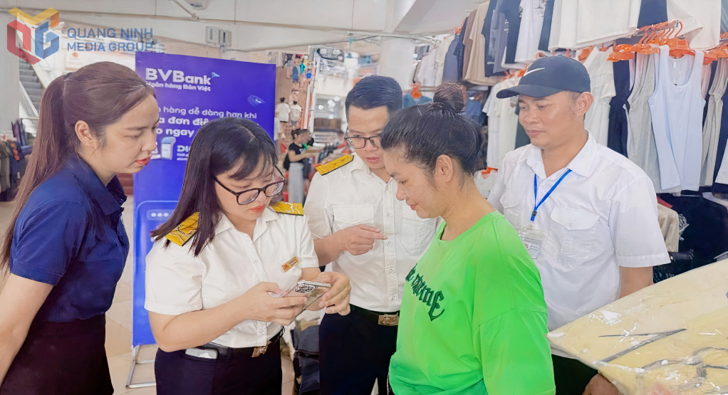 Thuế cơ sở 2 tỉnh Quảng Ninh phối hợp tuyên truyền, hướng dẫn người nộp thuế cài đặt và sử dụng ứng dụng eTax Mobile tại phường Móng Cái 1. Thuế cơ sở 2 tỉnh Quảng Ninh phối hợp tuyên truyền, hướng dẫn người nộp thuế cài đặt và sử dụng ứng dụng eTax Mobile tại phường Móng Cái 1.