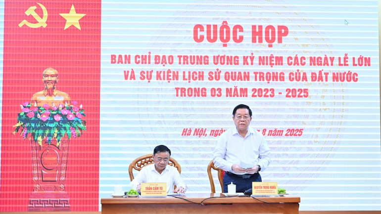 Trưởng ban Tuyên giáo và Dân vận Trung ương Nguyễn Trọng Nghĩa phát biểu tại cuộc họp. (Ảnh: ĐĂNG KHOA)