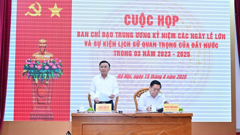 Thường trực Ban Bí thư Trần Cẩm Tú phát biểu chỉ đạo cuộc họp. (Ảnh: ĐĂNG KHOA)