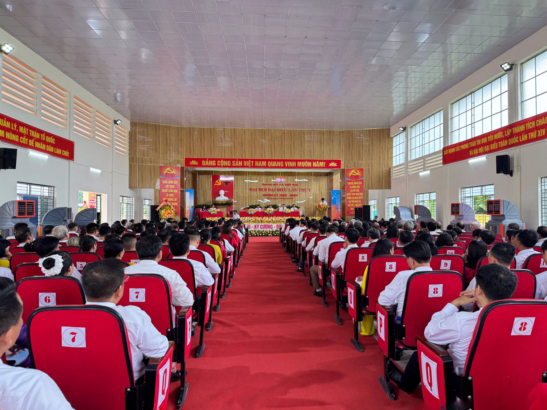 239 đại biểu đại diện cho 1.186 đảng viên trong toàn Đảng bộ xã dự Đại hội.