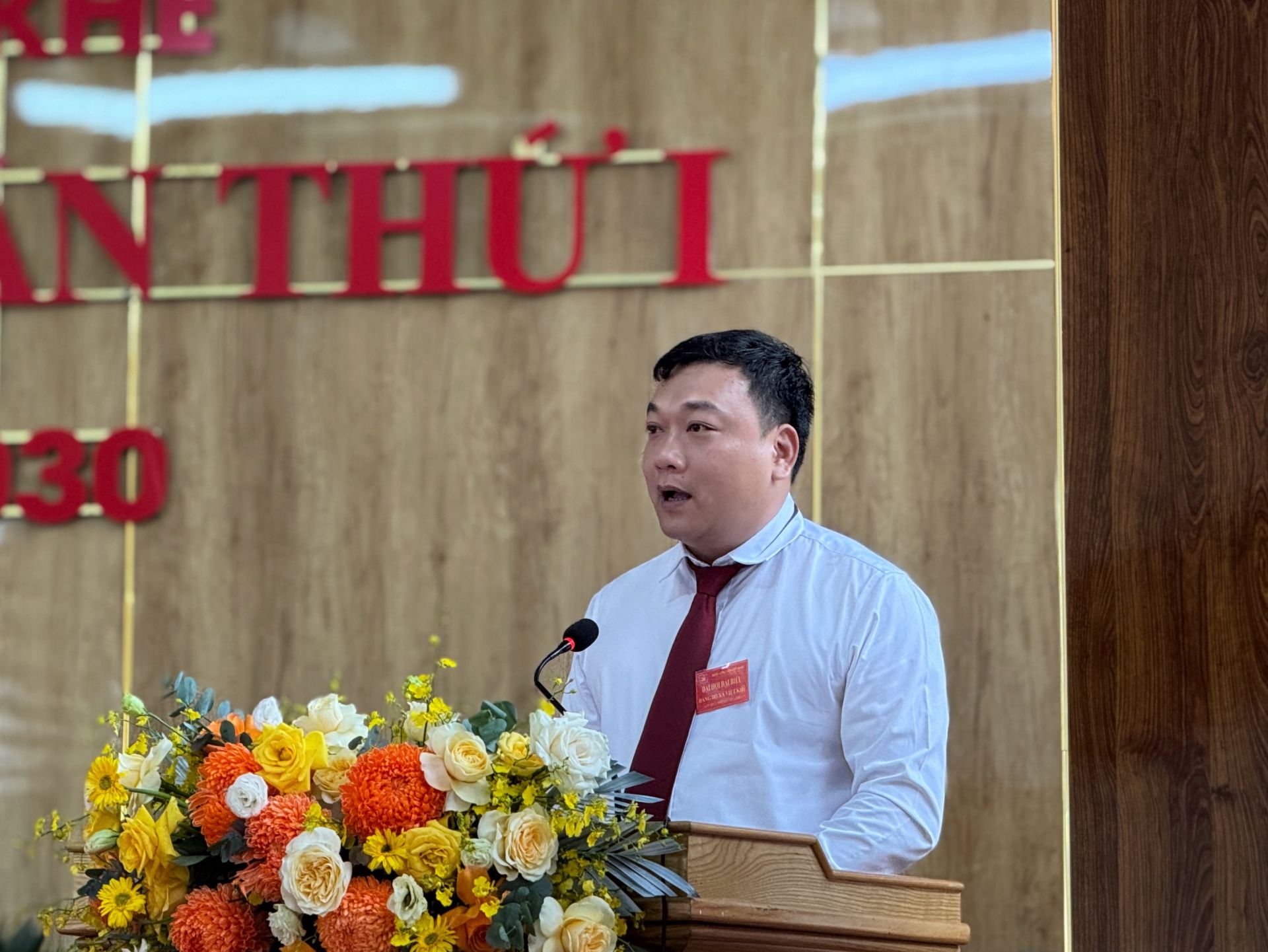 Đồng chí Nguyễn Cảnh Long, Phó Bí thư Đảng ủy - Chủ tịch UBND xã Việt Khê phát biểu tại Đại hội.