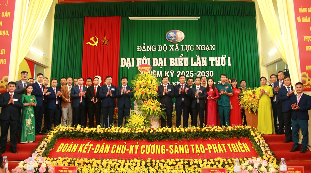 Đồng chí Nguyễn Đình Lợi chúc mừng Ban Chấp hành Đảng bộ xã Lục Ngạn nhiệm kỳ 2025-2030.