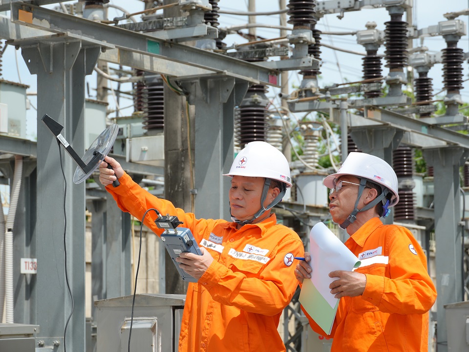 Công nhân Xí nghiệp lưới điện cao thế Thanh Hóa (PC Thanh Hóa) kiểm tra thiết bị tại TBA 110kV Núi Một