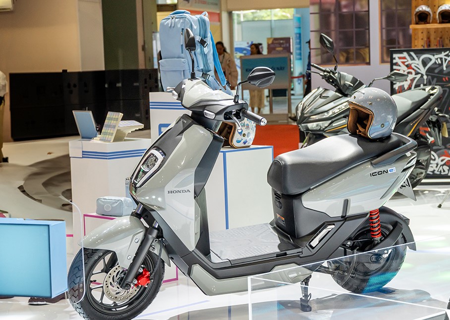 Honda Việt Nam cho biết, bên cạnh chính sách cho thuê pin từ ngày 15/8, hãng sẽ áp dụng chính sách bán pin kèm theo xe gắn máy điện ICON e:. Ảnh Honda Việt Nam