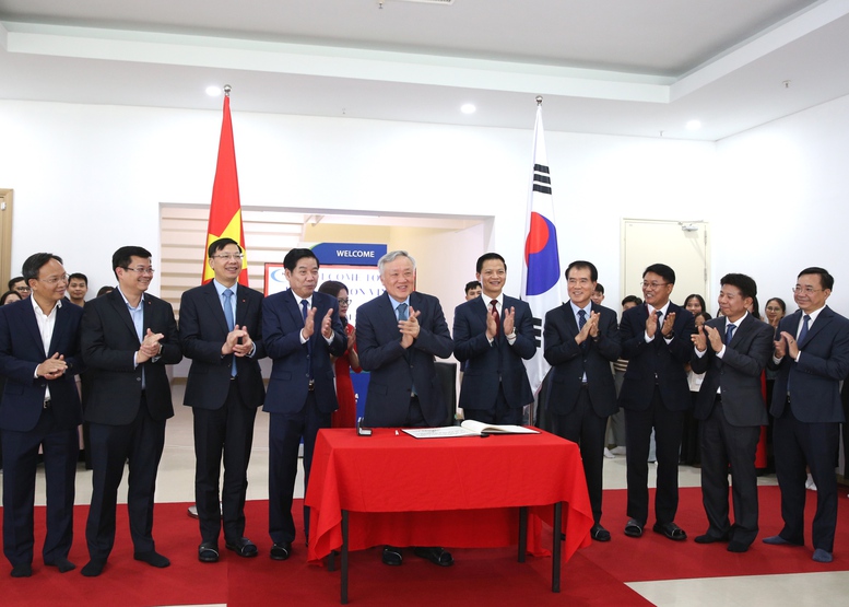 Phó Thủ tướng Thường trực hoan nghênh những thành công của Công ty TNHH Hana Micron Vina (Tập đoàn Hana Micron Hàn Quốc) - Ảnh: VGP/Nguyễn Hoàng