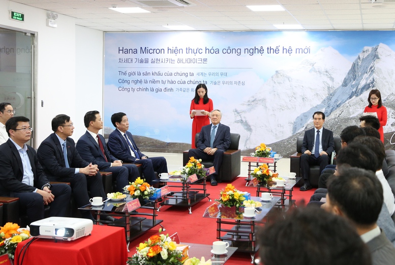 Phó Thủ tướng Thường trực nghe báo cáo về hoạt động của Công ty tại Việt Nam - Ảnh: VGP/Nguyễn Hoàng