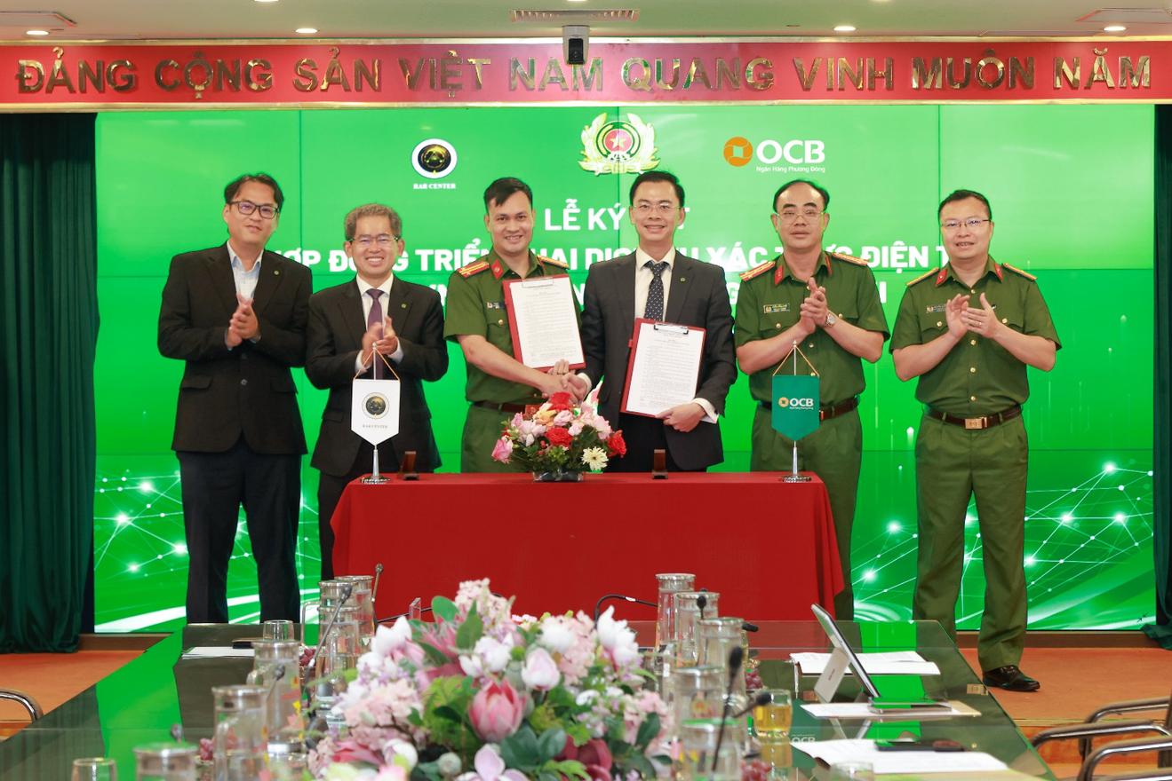 Đại diện trung tâm RAR và OCB ký kết hợp đồng triển khai dịch vụ xác thực điện tử qua VNeID trên ứng dụng OCB OMNI