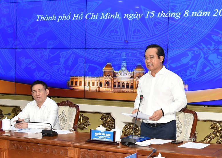 Chủ tịch UBND TPHCM Nguyễn Văn Được báo cáo làm rõ thêm các giải pháp quan trọng để thực hiện các mục tiêu KTXH thời gian tới - Ảnh: VGP/Trần Mạnh