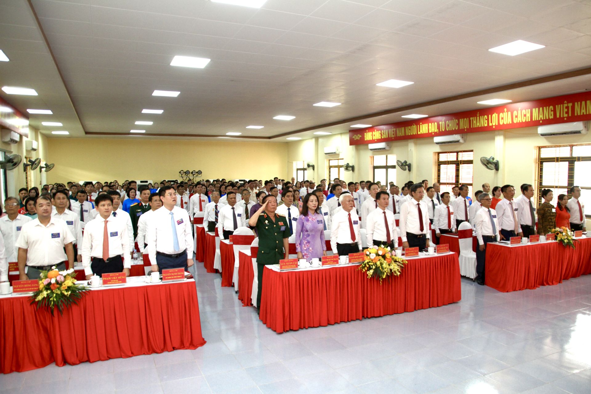 Các đại biểu thực hiện nghi lễ chào cờ. Các đại biểu thực hiện nghi lễ chào cờ.