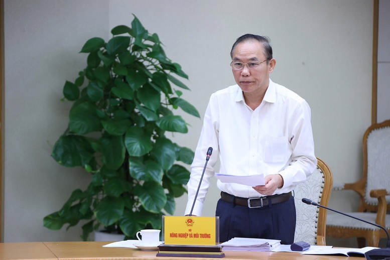 Thứ trưởng Bộ Nông nghiệp và Môi trường Phùng Đức Tiến nêu những khó khăn, bất cập chủ yếu trong phòng chống dịch tả lợn châu Phi - Ảnh: VGP/Minh Khôi