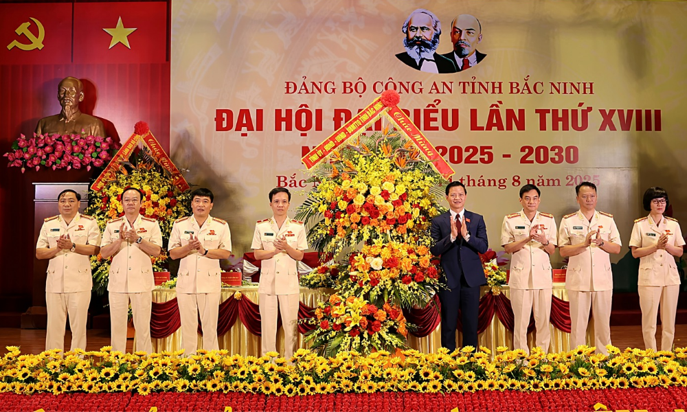 Đồng chí Vương Quốc Tuấn tặng hoa chúc mừng Đại hội. Đồng chí Vương Quốc Tuấn tặng hoa chúc mừng Đại hội.