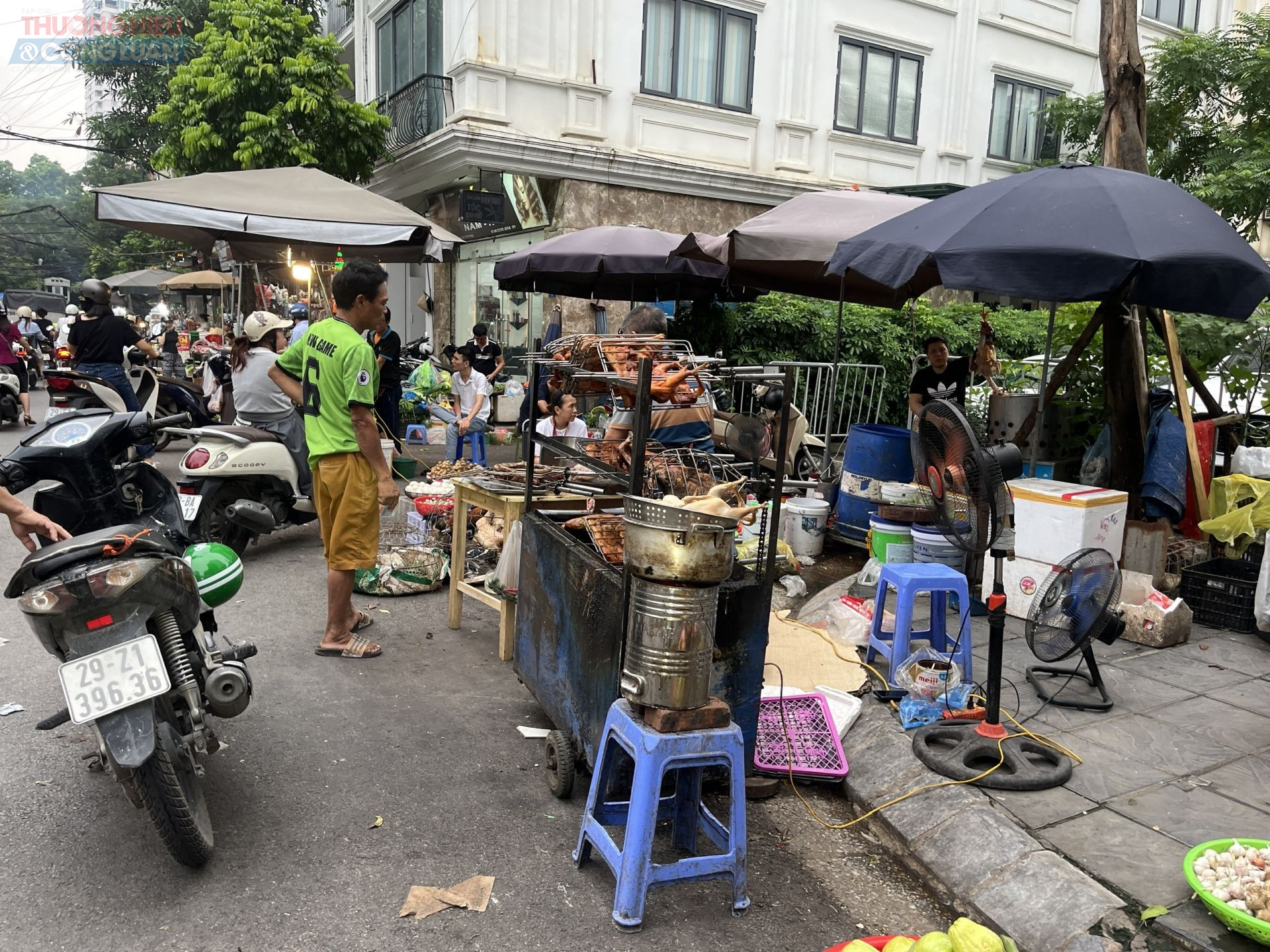 Ngoài ra, tình trạng mua bán tràn lan, không kiểm soát còn tiềm ẩn nguy cơ về an toàn thực phẩm. Nhiều loại hàng hóa không rõ nguồn gốc, bày bán dưới trời nắng nóng, bụi bặm, thiếu điều kiện bảo quản nhưng vẫn được tiêu thụ rộng rãi.