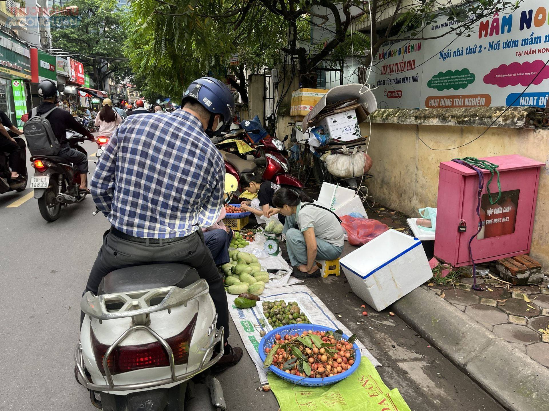 Thực tế, nhiều chợ chính trên địa bàn Hà Nội hiện hoạt động cầm chừng hoặc bỏ trống nhiều gian hàng. Nguyên nhân được xác định là do người dân có thói quen tiện đâu mua đó, trong khi việc quản lý chợ cóc còn nhiều bất cập.