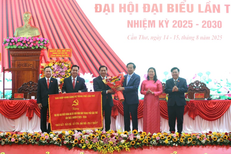 Bí thư Thành ủy Cần Thơ Đỗ Thanh Bình tặng bức trướng chúc mừng thành công của Đại hội - Ảnh: VGP/LS