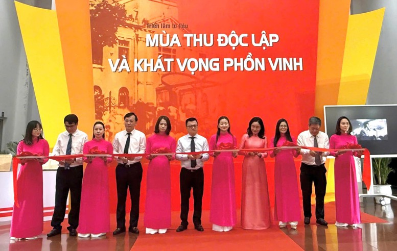 Các đại biểu cắt băng khai mạc triển lãm. Ảnh: VGP/Minh Thư