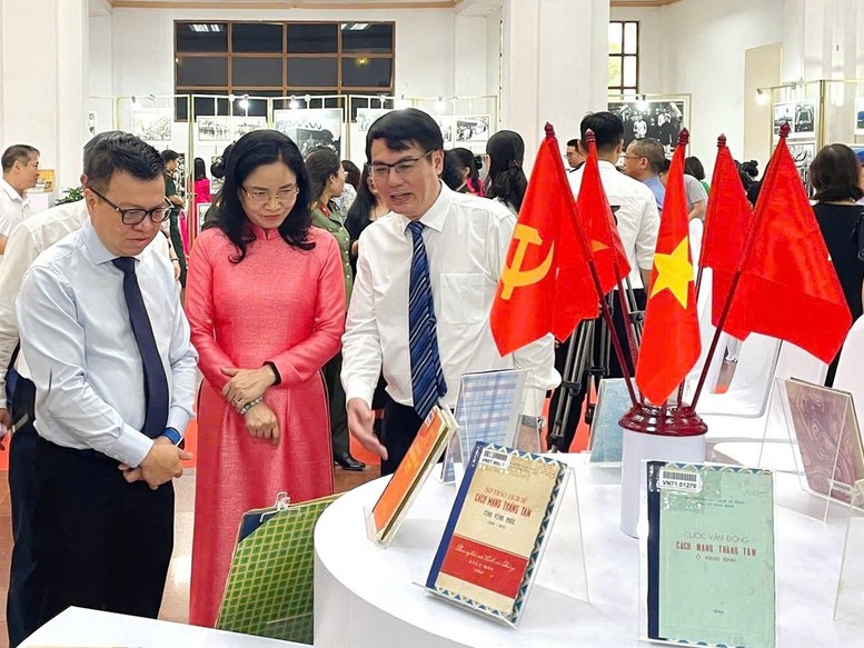 Gần 1.000 tư liệu tại triển lãm ‘Mùa thu độc lập và khát vọng phồn vinh’