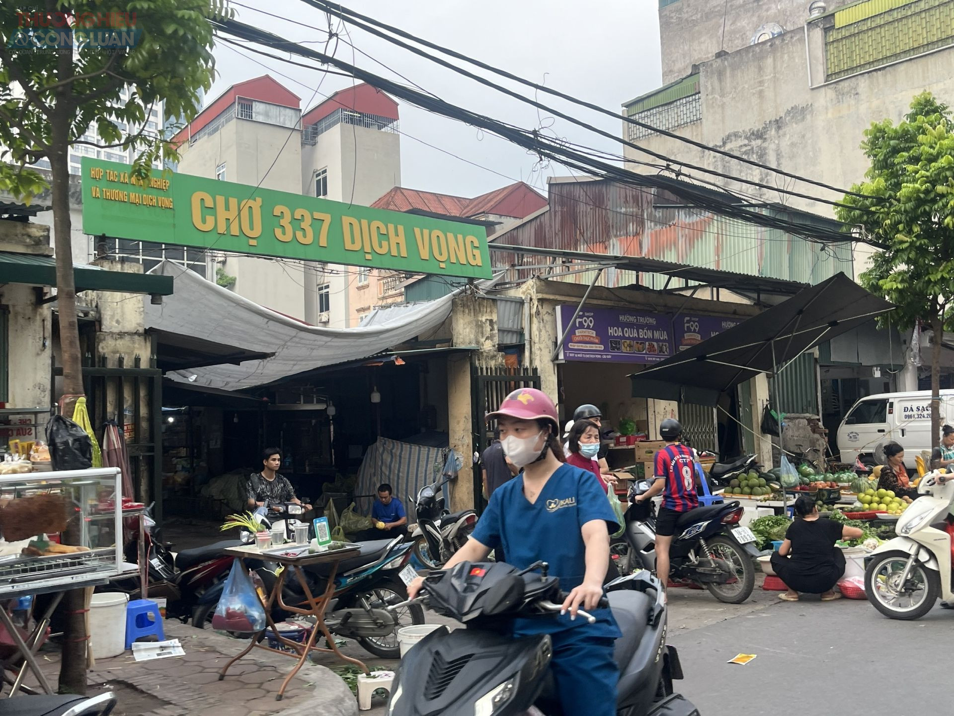 Chợ truyền thống Dịch Vọng có diện tích khá lớn, nhưng phía ngoài vẫn tồn tại chợ tự phát luôn tấp nập người mua bán.