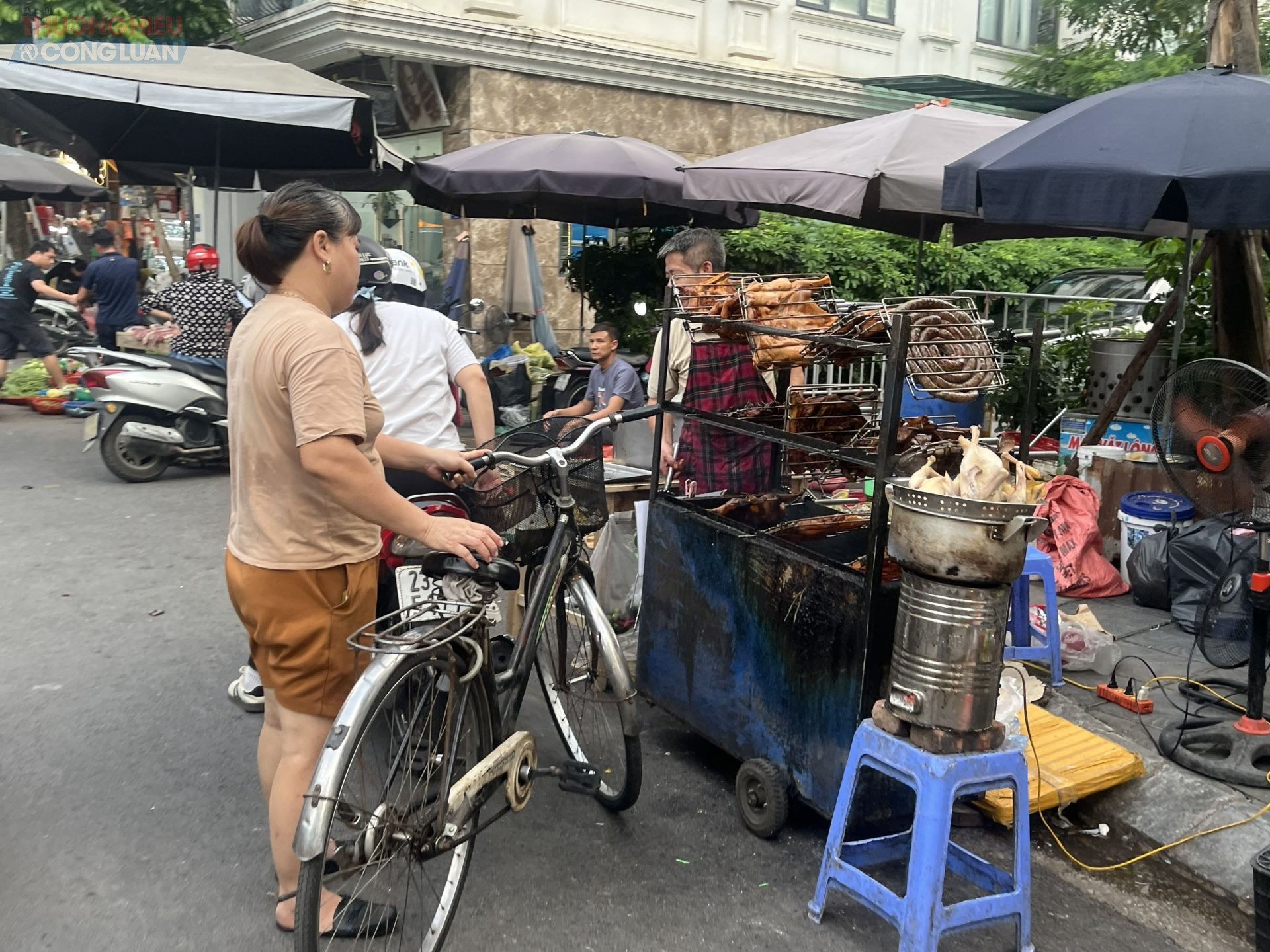 Hầu hết diện tích xung quanh chợ truyền thống nhất là phía ngoài cổng chợ đã bị lấn chiếm bởi hàng quán tràn lan và bãi gửi xe.