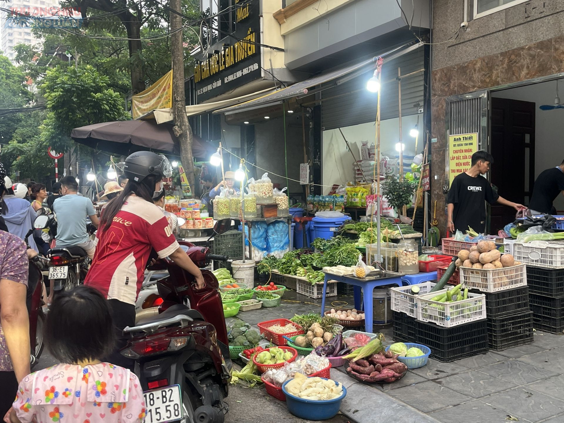 Người mua thì tiện đâu mua đó, không cần gửi xe, không mất phí, trong khi người bán tận dụng được nguồn khách dồi dào từ người dân khu vực hoặc người đi đường. Chính vì sự “thuận tiện” này mà các chợ cóc, chợ tạm ngày càng sinh sôi, bất chấp sự hiện diện của các chợ chính cách đó chỉ vài trăm mét.